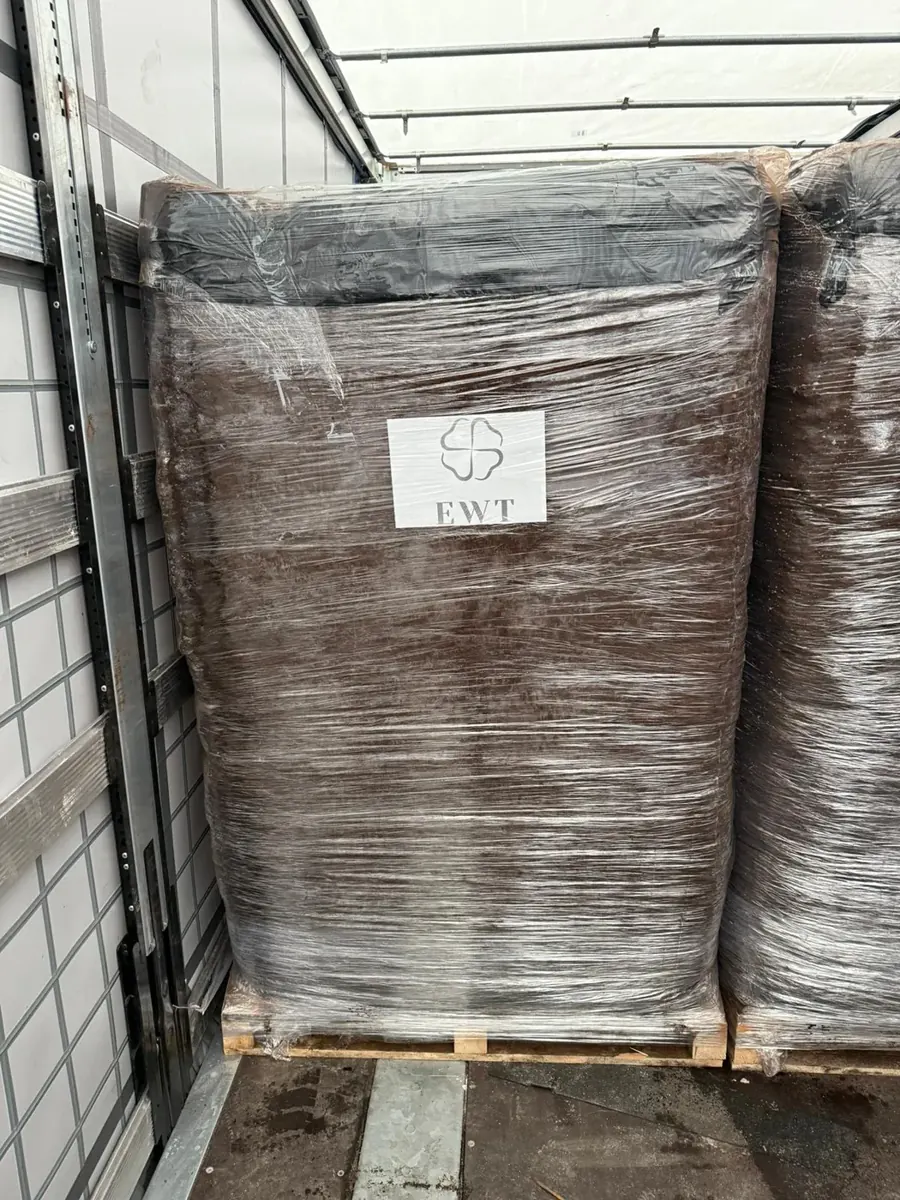 Big Bale torfu z oznaczeniem EWT w naczepie