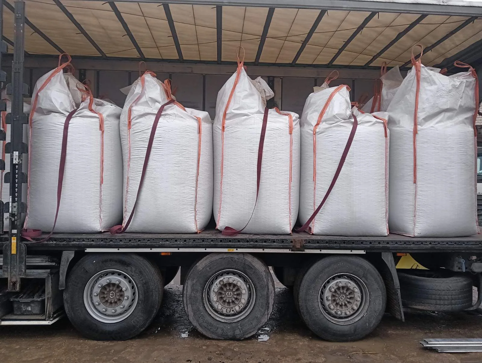 Worki Big Bag załadowane na naczepę