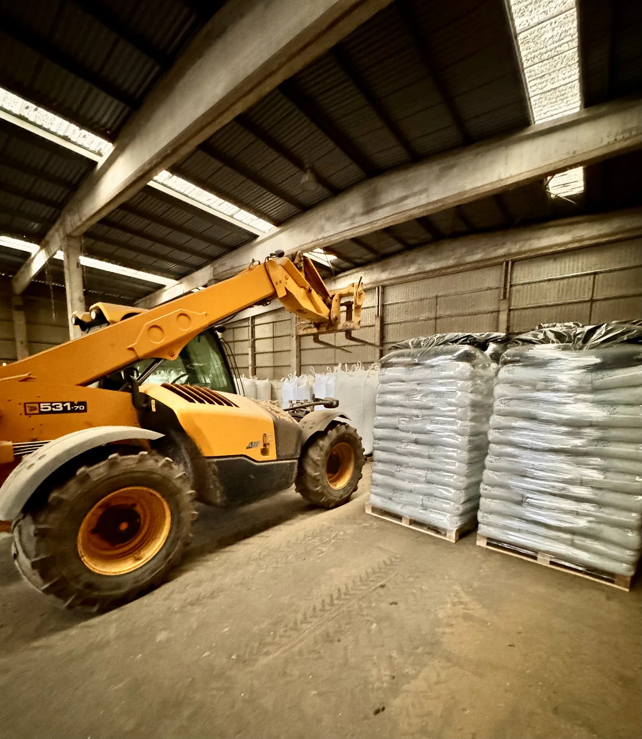 Magazyn EWT AGRO – worki z pelletem i ładowarka